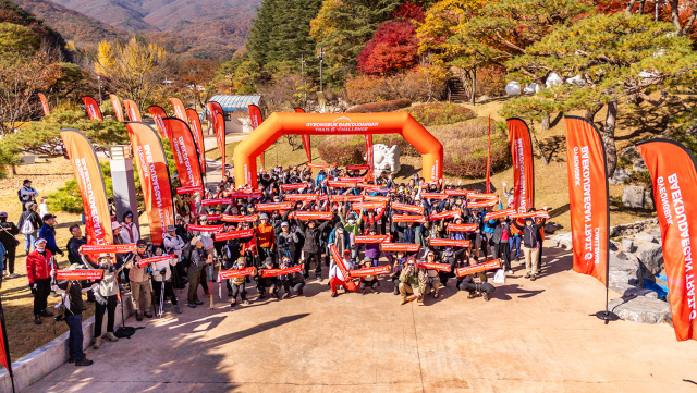 승우여행사가 경북 6개 시·군에서 진행된 ‘2025 경북 백두대간 트레일6 챌린지’를 성공적으로 마무리했다. 사진은 김천 구간 참가자들이 기념사진을 촬영하고 있는 모습