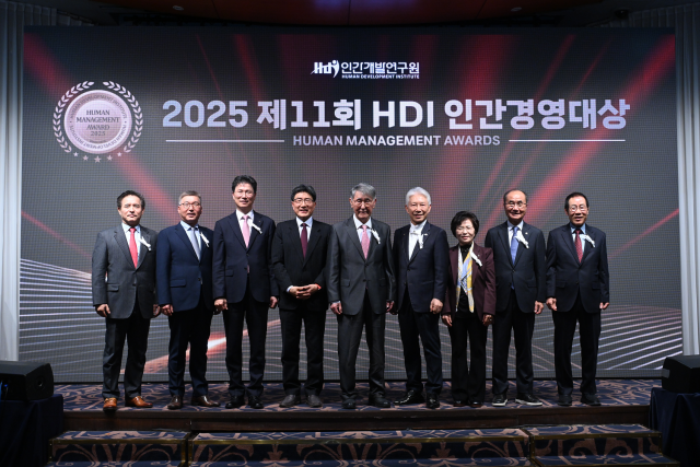 왼쪽부터 서연선 넥스틴 사장, 이우봉 풀무원 총괄CEO, 강태영 NH농협은행 은행장, 윤종효 씰리코리아 대표이사, 이시형 세로토닌문화 원장, 도용복 사라토가 회장, 윤경주 제너시스BBQ 부회장, 정석현 수산그룹 회장, 신재석 삼양미디어 회장