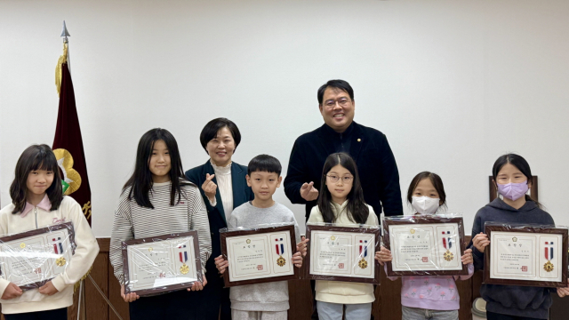 AI·SW 활성화 교육 성과공유회 우수 학생 6명 단체사진. 가운데 왼쪽이 잠일초등학교 김애경 교장, 오른쪽이 송파구 이성배 의원