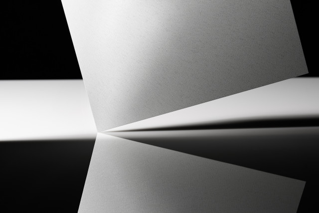 동국씨엠 ‘솔라셀 컬러강판’ 제품. 컬러강판이 표면에 반사되는 모습을 연출했다