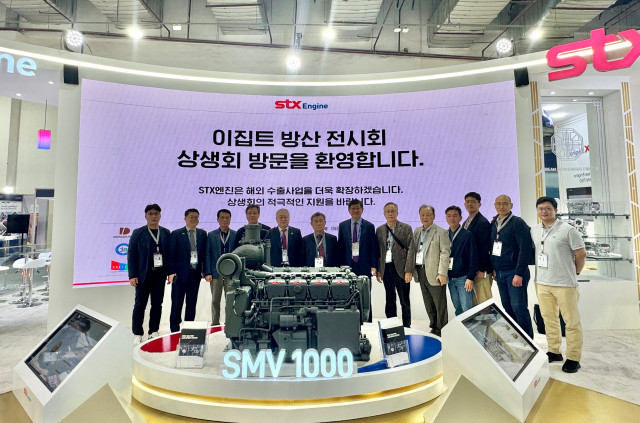 STX엔진이 협력업체와 함께 아프리카 최대 규모 방위산업 전시회 ‘EDEX 2025’에 참가해 글로벌 동반성장 비전을 제시했다. 사진은 STX엔진 이상수 대표이사(왼쪽에서 다섯번째)와 협력업체 대표들이 기념 사진을 촬영하고 있는 모습