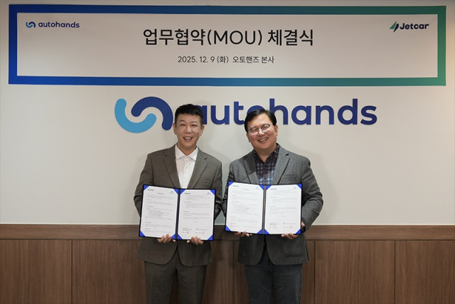 9일 서울 영등포구 오토핸즈 본사에서 제트카 임재형 대표이사(왼쪽)와 오토핸즈 김성준 대표이사가 업무협약 체결 후 기념사진을 촬영하는 모습(출처 : 오토핸즈)