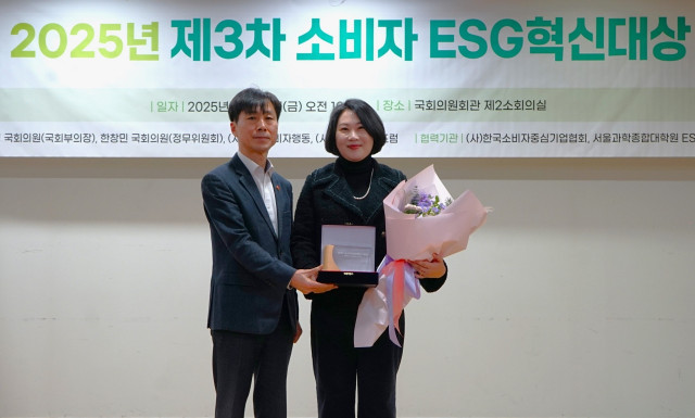 샘표가 19일 서울 영등포구 국회의원회관에서 열린 ‘2025 소비자 ESG 혁신대상’에서 사회민주당 한창민 국회의원과 샘표 심선애 이사가 기념 촬영을 하고 있다