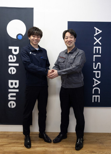Jun Asakawa, Co-founder & CEO of Pale Blue (left in photo) and Yuya Nakamura, President and CEO of Axelspace
