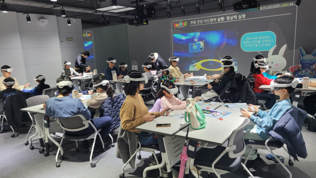 VR을 활용해 가상공간에서 코딩 미션을 수행하는 실습 모습