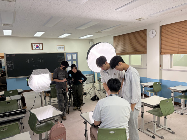 시립중랑청소년센터가 관내 청소년들을 위한 진로 탐색 특화 프로그램 ‘2025 중랑 청소년 영화학교’를 성공리에 마무리했다. 사진은 영화학교 참가 청소년들이 영화를 촬영하고 있는 모습(사진=중랑청소년센터)