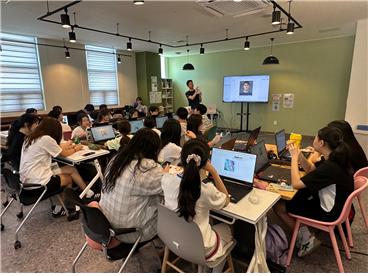 시립성동청소년센터가 청소년의 디지털 시민성 강화와 미래 사회 대응 역량 함양을 목표로 ‘스마트리더스’와 ‘디지안전스쿨’ 프로그램을 성황리에 운영했다