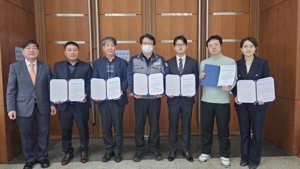 왼쪽부터 문형남 회장, 배윤호 대표, 장덕진 대표, 지상현 대표, 최현덕 대표, 비립 교수, 정윤경 교수