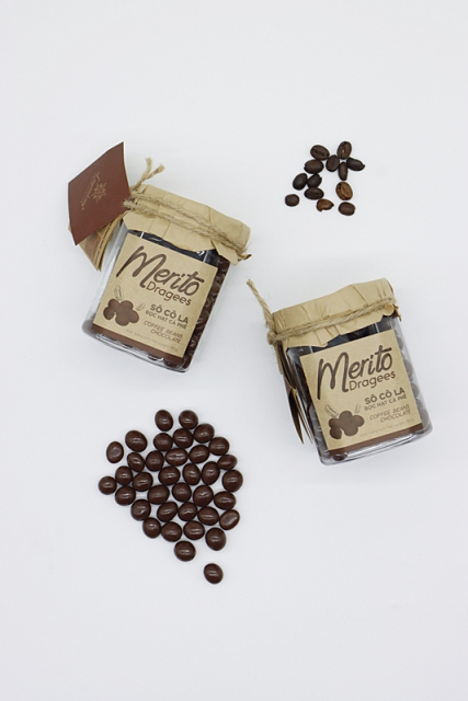 MG커머스가 선보인 ‘메리토 드라제 커피콩 초콜릿’은 실제 커피 원두를 통째로 사용해 바삭한 식감과 진한 커피 풍미가 특징이다