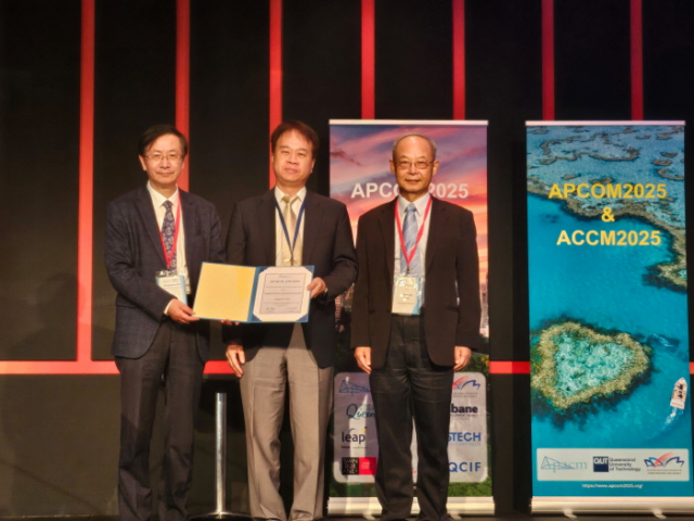 신상준 서울대학교 항공우주공학과 교수(가운데)가 ‘2025 APCOM’에서 ‘APACM Computational Mechanics Award’를 수상했다