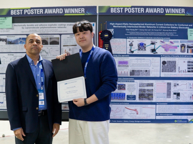 왼쪽부터 MRS 심사위원장 Manyalibo Matthews, 서울대 기계공학부 오찬영 석박사통합과정생