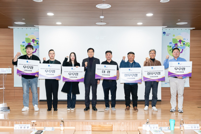 2025 성남 기후테크 컨페어 성과공유회(Master of Masters) 시상식에서 수상 기업 담당자들이 성남산업진흥원장(가운데)과 함께 파이팅 포즈를 취하고 있다