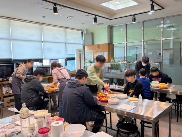 ‘2025년 중랑사랑교실’ 제과제빵 프로그램 진행 모습