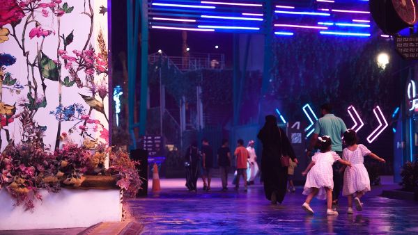 퀄리티 오브 라이프 프로그램(QoL)은 2018년에 시작된 비전 2030(Vision 2030)의 핵심 실행 프로그램으로, 사우디아라비아를 삶의 터전으로 삼는 모든 이들의 삶의 질을 향상시키는 것을 목표로 한다(이미지 출처: 사우디아라비아 퀄리티 오브 라이프 프로그램(QoL) 웹페이지)