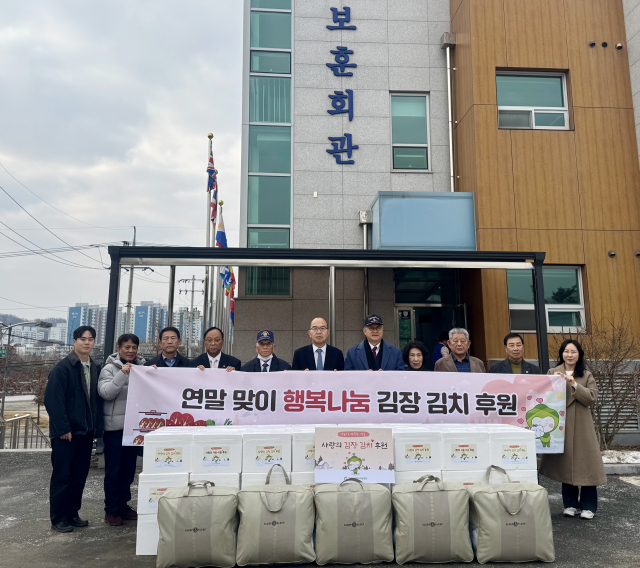 보훈공단 윤종진 이사장(왼쪽에서 여섯번째)과 직원 및 원주 보훈단체 관계자들이 기념사진을 촬영하고 있다