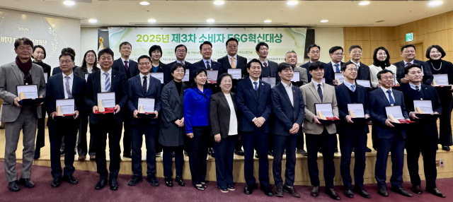 이학영 국회부의장(오른쪽에서 여섯번째), 한창민 국회의원(오른쪽에서 다섯번째) 및 보훈공단 기획이사(왼쪽에서 네번째) 등 ‘소비자 ESG 혁신 대상’ 시상식 주최·참석자들