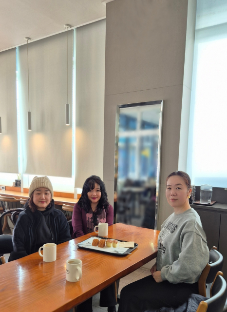 국제아로마테라피임상연구센터 최승완 대표, 윤선영 전문 강사와 일본 IHAK 오가타 준코 대표가 회의를 진행했다