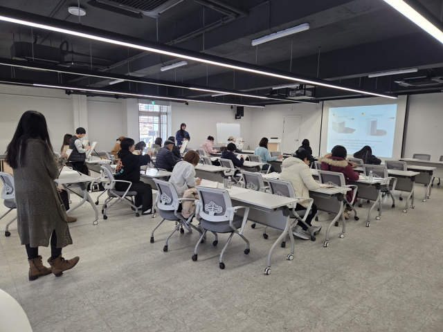 1월 19일 신부문화기지(신부7길 14)에서 성인 창작 프로그램 ‘DRAW YOUR MIND’ 교육 중이다