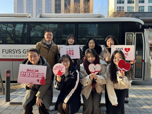헌혈에 참여한 퍼시스그룹 임직원들이 헌혈버스 앞에서 기념 촬영을 하고 있다(사진=퍼시스그룹)