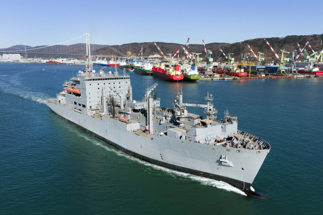 6일 울산 HD현대중공업 중형선 사업부 인근 부두에서 미 해군 소속 ‘USNS 앨런 셰퍼드’ 함이 정기 정비를 마치고 출항하는 모습