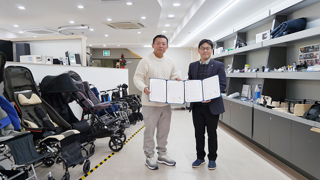 왼쪽부터 아이비복지용구 사업소 윤영진 대표, 서울시동남보조기기 강용원 센터장