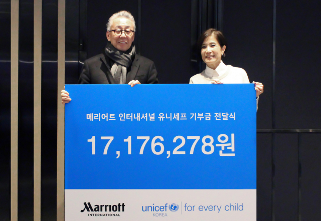 남기덕 메리어트 인터내셔널 한국·필리핀·베트남 지역 대표(왼쪽)와 조미진 유니세프 한국위원회 사무총장이 기념 사진을 촬영하고 있다
