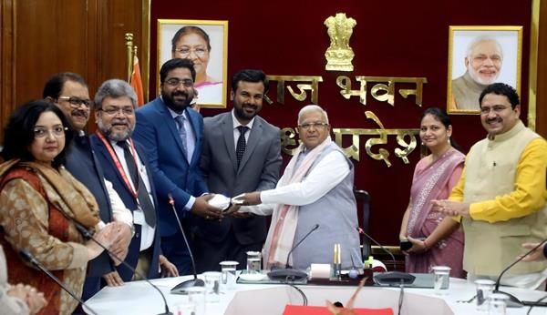 왼쪽부터 오른쪽으로: 바르카툴라 대학교 재무관리관 사기라 시디크(Smt. Sageera Siddique), 바르카툴라 대학교 등록처장 아닐 샤르마(Dr. Anil Sharma), 바르카툴라 대학교 총장 수레시 쿠마르 자인(Prof. Suresh Kumar Jain), Geeks of Gurukul 설립자 친탄 바차 자(Chintan Vatsa Jha), Edu Chain 및 Open Campus 대표 앙킷 라지(Ankit Raj), 마디아프라데시주 주지사 망구바이 파텔(Shri Mangubhai Patel), Geeks of Gurukul 대표 실파 치타라(Shilpa Chittara), 마디아프라데시주 주지사실 수석비서관 나브니트 코타리(Dr. Navneet Kothari)