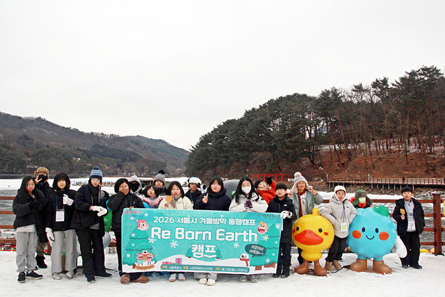 청소년들이 설경 투어에서 겨울의 경치를 만끽하고 있다