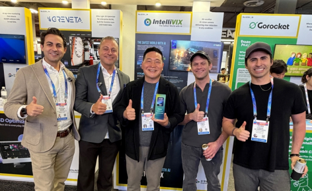 IntelliVIX CEO Eunsoo Choi (third from the left), poses with overseas buyers at the IntelliVIX booth (Image: IntelliVIX)