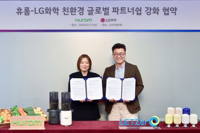 왼쪽부터 휴롬 이수민 마케팅본부장과 LG화학 ABS사업부장 김스티븐 전무가 업무협약식을 마치고 기념 촬영을 하고 있다