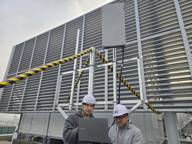 삼성전자 차세대통신연구센터와 KT 연구진이 서울 우면동 소재 삼성전자 서울R&D캠퍼스에서 초고집적 다중 안테나 기술을 검증하고 있다