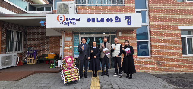 한국지방행정연구원이 설 명절을 맞아 원주시 관내 사회복지시설 등을 방문해 원주 특산물인 ‘토토미 쌀’을 전달했다. 왼쪽 첫 번째가 한국지방행정연구원 육동일 원장