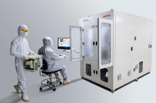 제덱스 엔지니어들이 ‘M802ESC’ 장치의 출하검사를 진행하고 있다