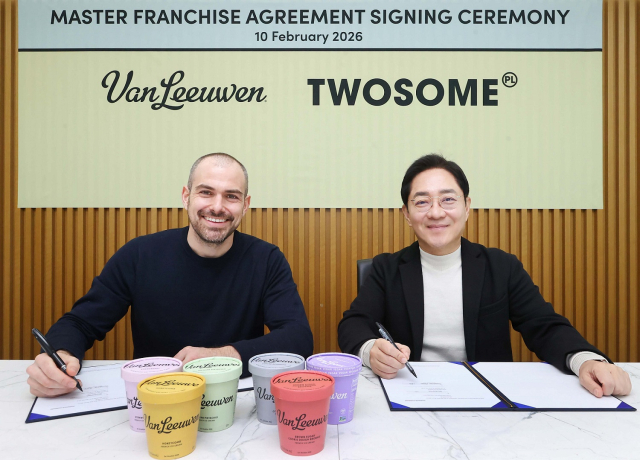 투썸플레이스가 미국 슈퍼 프리미엄 아이스크림 브랜드 밴루엔(Van Leeuwen)과 마스터 프랜차이즈 계약(MFA)을 체결하고, 한국 시장에 밴루엔을 론칭한다(제공=투썸플레이스)