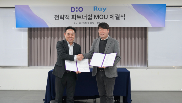 글로벌 임플란트 전문기업 디오(대표 김종원·이하 디오)가 지난 27일 CT 등 영상 진단 의료장비 전문기업 레이와 글로벌 시장 확대를 위한 전략적 업무 협약(MOU)을 체결했다고 밝혔다. 왼쪽부터 디오 김종원 대표, 레이 이상철 대표