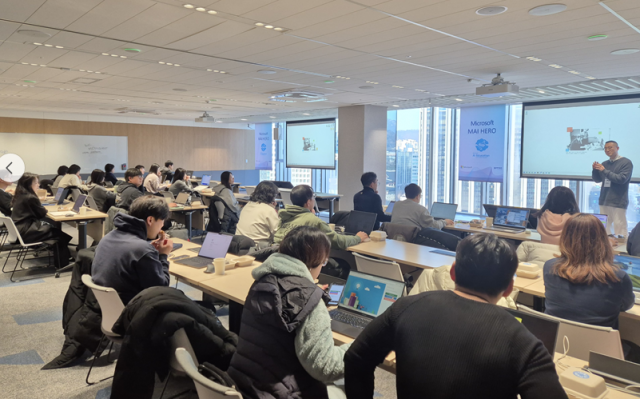 ‘MAI HERO’ 광화문 마이크로소프트 교육장에서 재현고등학교 김홍순 교사가 모인 교사들을 대상으로 Github & GitHub Copilot, MakeCode를 강의하고 있다