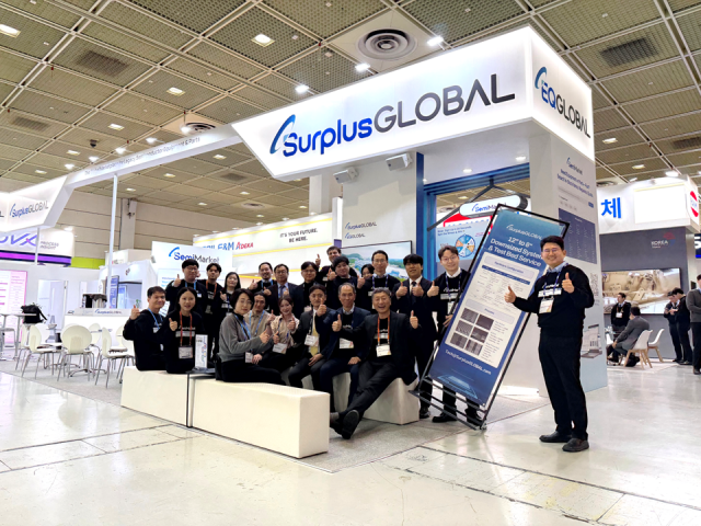 ‘세미콘 코리아 2026’ 서플러스글로벌 부스에서 임직원들이 전시회 개막 전 단체사진을 촬영하고 있다