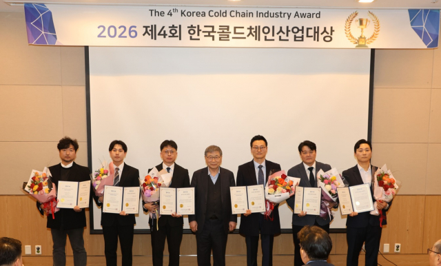 제4회 한국콜드체인산업대상 수상기업들이 기념 촬영을 하고 있다. 왼쪽부터 프리즈 이승용 대표, CJ대한통운 서기원 선임연구원, 풀무원 김평원 품질기술센터장, 한국콜드체인협회 서병륜 회장, 녹십자 권민재 팀장, 위킵 장보영 대표, 시크한 신학수 대표