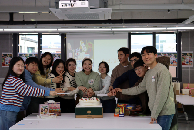 2월 15일 오룡코리빙하우스에서 청년그룹 네티즈가 시작을 알리는 행사를 진행하고 있다