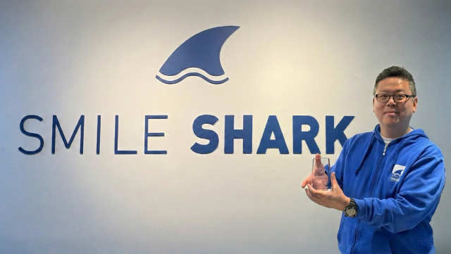 스마일샤크가 아마존웹서비스(AWS)로부터 ‘SMB Top Engager 2025’에 선정됐다. 사진은 스마일샤크 장진환 대표가 ‘SMB Top Engager 2025’ 트로피를 들고 있는 모습(제공=스마일샤크)