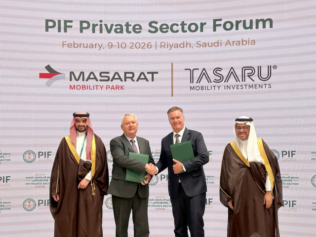 From left to right: Muhammed Alshiha, Chairman of MASARAT Mobility Park; Tienie Ferreira, CEO of MASARAT Mobility Park; Michael Müller, CEO of TASARU Mobility Investments; and Omar Al-Madhi, Chairman of TASARU Mobility Investments, during the signing ceremony at the PIF Private Sector Forum 2026 in Riyadh. (Photo: AETOSWire)