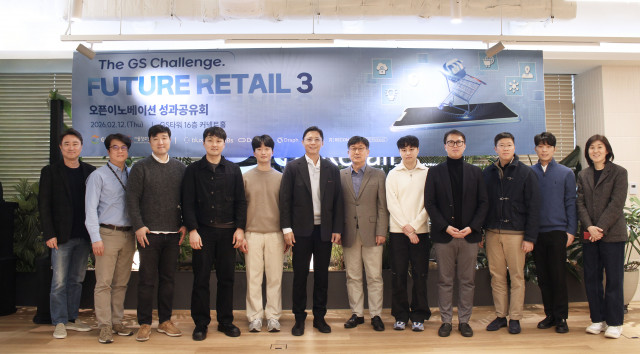 (좌측 6번째) 허서홍 GS리테일 대표이사와 임직원 (좌측 7번째) 김영준 서울창조경제혁신센터 혁신사업실장 7개 스타트업 임직원이 3기 ‘퓨처 리테일’ 성과공유회에서 기념사진을 촬영하고 있다
