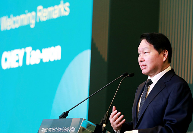 최태원 SK회장 겸 최종현학술원 이사장이 20일 미국 워싱턴DC 샐러맨더 호텔에서 열린 ‘TPD 2026’ 행사에서 환영사를 하고 있다