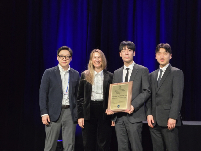 왼쪽부터 최재혁 교수, Edith Beigne ISSCC 학회장, 서정범 연구원, 신유환 연구원