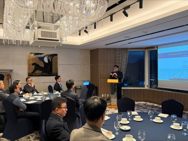 주원 현대경제연구원 연구본부장이 글로벌 및 한국 경제 전망과 주목해야 할 주요 리스크를 주제로 강연하고 있다