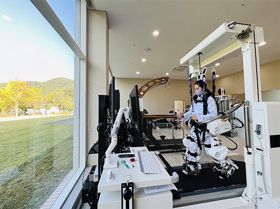 SRC재활병원 환자가 ‘Walkbot(워크봇)’을 활용한 재활치료를 받고 있다