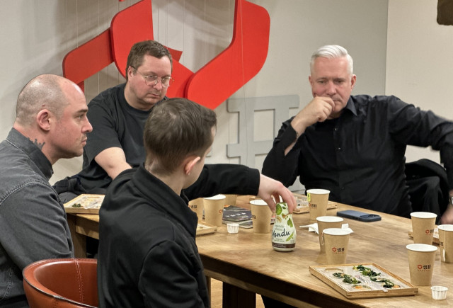 서울 중구 충무로에 위치한 샘표 맛 연구센터 ‘우리맛연구중심’을 방문한 알렉산더 헤르만 셰프(사진 기준 가장 오른쪽)