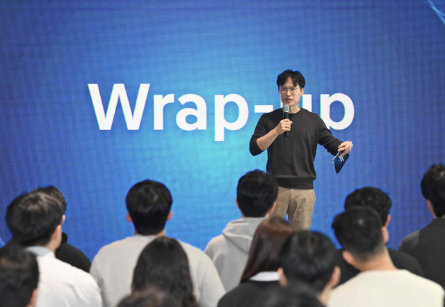 AVP본부 박민우 사장이 타운홀 미팅에서 메시지를 전달하는 모습