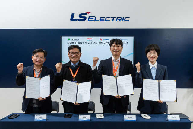 엘앤에프, 대구광역시, 대구테크노파크, LS일렉트릭 관계자들이 ‘파워풀 ABB 기술 확산 업무협약(MOU)’ 체결 후 기념 촬영을 하고 있다. 왼쪽부터 대구 TP 강대익 AX산업본부장, 대구광역시 류동현 AI 정책과장, 엘앤에프 이영찬 정보보안부문장, LS일렉트릭 이유미 System 사업부장