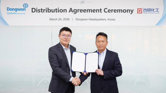 동원시스템즈 첨단필름사업부문 신동만 대표이사(왼쪽)와 골든케미컬 톰 펭 회장이 나노소재를 활용한 제품 공급 계약을 맺었다